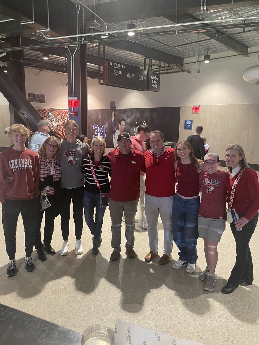 It's not a Razorback game unless you run into extended family! ⚾️🐗 #WPS <a href="/GlobeLifeField/">Globe Life Field</a> <a href="/RazorbackBSB/">Arkansas Baseball</a>