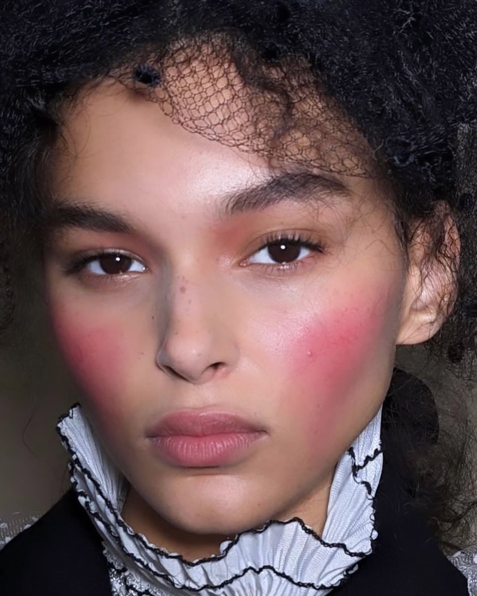 Lisa_Eldridge's tweet image. Darkly romantic Pompadour pink dappled cheeks and flushed rosy lips took centre stage #BoraAksu show at @LondonFashionWk 💘

Beautiful makeup by Janeen Witherspoon using all #LisaEldridgeMakeup 💄💫

Styling: Leith Clark
Hair: Davide Barbieri 

#LisaEldridge #backstage #lfw