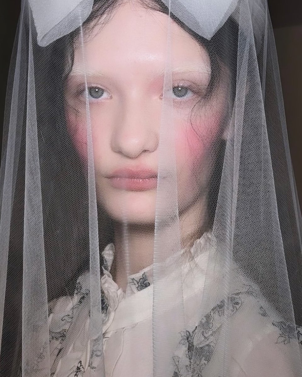 Lisa_Eldridge's tweet image. Darkly romantic Pompadour pink dappled cheeks and flushed rosy lips took centre stage #BoraAksu show at @LondonFashionWk 💘

Beautiful makeup by Janeen Witherspoon using all #LisaEldridgeMakeup 💄💫

Styling: Leith Clark
Hair: Davide Barbieri 

#LisaEldridge #backstage #lfw