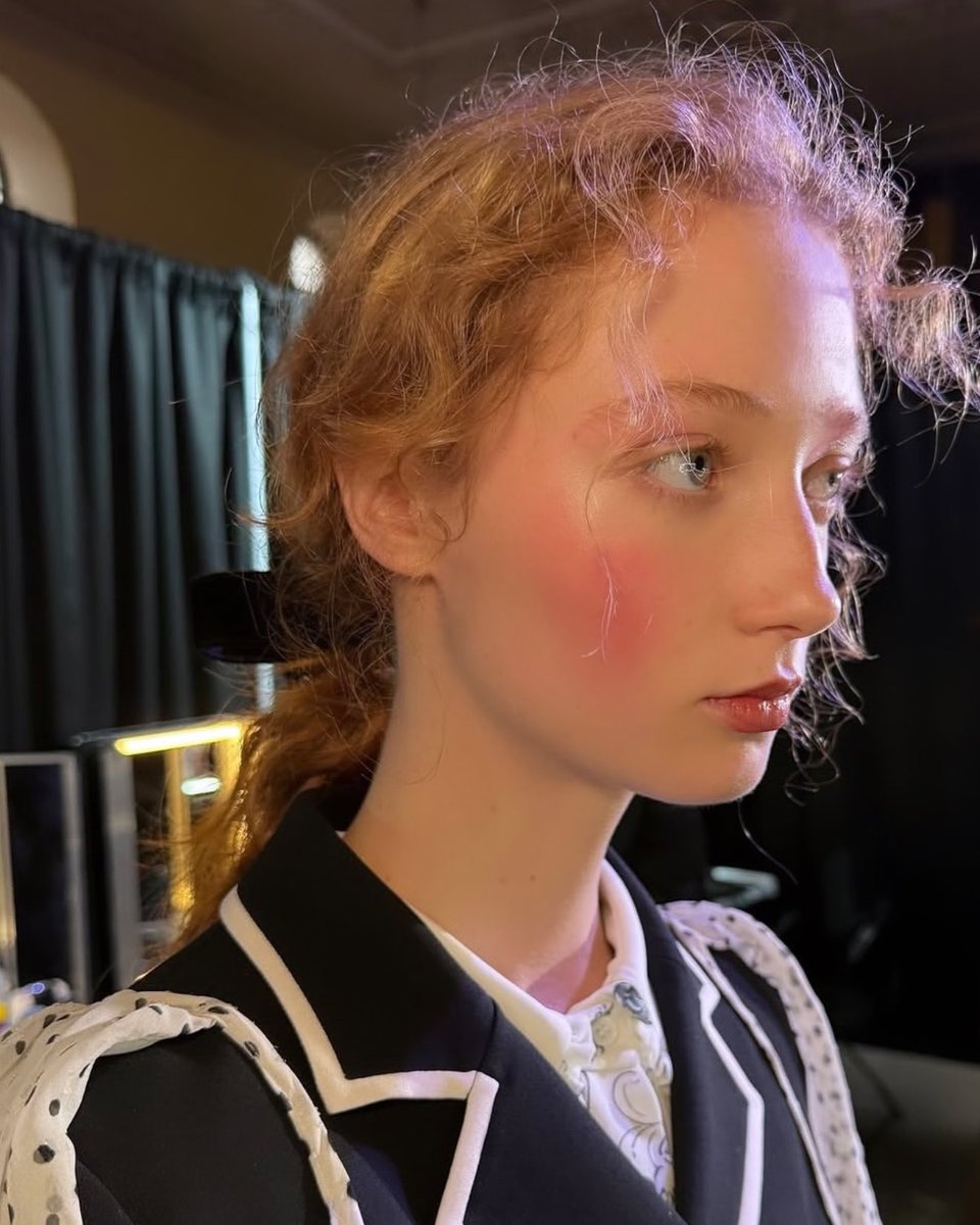 Lisa_Eldridge's tweet image. Darkly romantic Pompadour pink dappled cheeks and flushed rosy lips took centre stage #BoraAksu show at @LondonFashionWk 💘

Beautiful makeup by Janeen Witherspoon using all #LisaEldridgeMakeup 💄💫

Styling: Leith Clark
Hair: Davide Barbieri 

#LisaEldridge #backstage #lfw