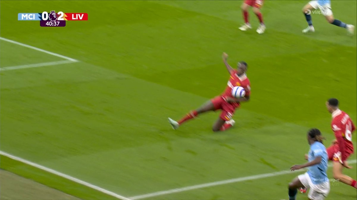 KalshiFC's tweet photo. 📸 - KONATE WITH GREAT DEFENDING HE GIVES HIS LIFE FOR LIVERPOOL https://t.co/pwz8in28Eh