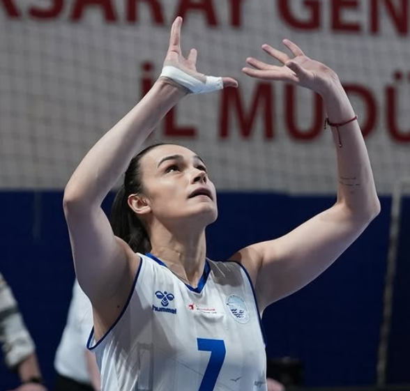 Temmzvolley's tweet photo. 🇹🇷Begüm Hepkaptan vs Bahçelievler ( 3 set)

9 sayı
%50 atak 6/12
3 blok 7 sektirme
+6 WL

#SultanlarLigi https://t.co/1jwYvlsAdh