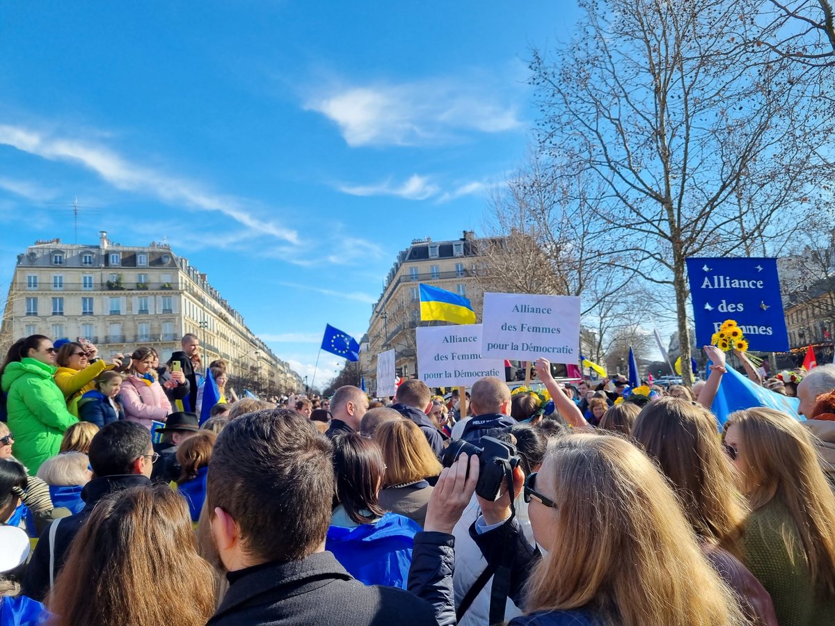 Réunis cet après-midi de #Republique à #Bastille pour affirmer notre soutien à l'#Ukraine. 
Un pays européen qui lutte héroïquement depuis 3 ans pour la liberté et qu'il ne faut pas trahir. 🇺🇦 🇪🇺 
#StandWithUkraine 
<a href="/MouvEuropeen_Fr/">Mouvement Européen - France</a>