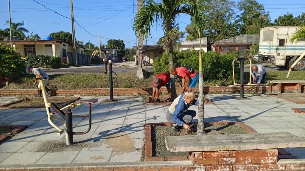 josealf69590619's tweet photo. Los trabajadores del Deporte en #Manicaragua celebrando el 64 aniversario con labores de higienizacion en sus instalaciones. #Villaclara ,#Deportec https://t.co/UfhC0jt3Ky