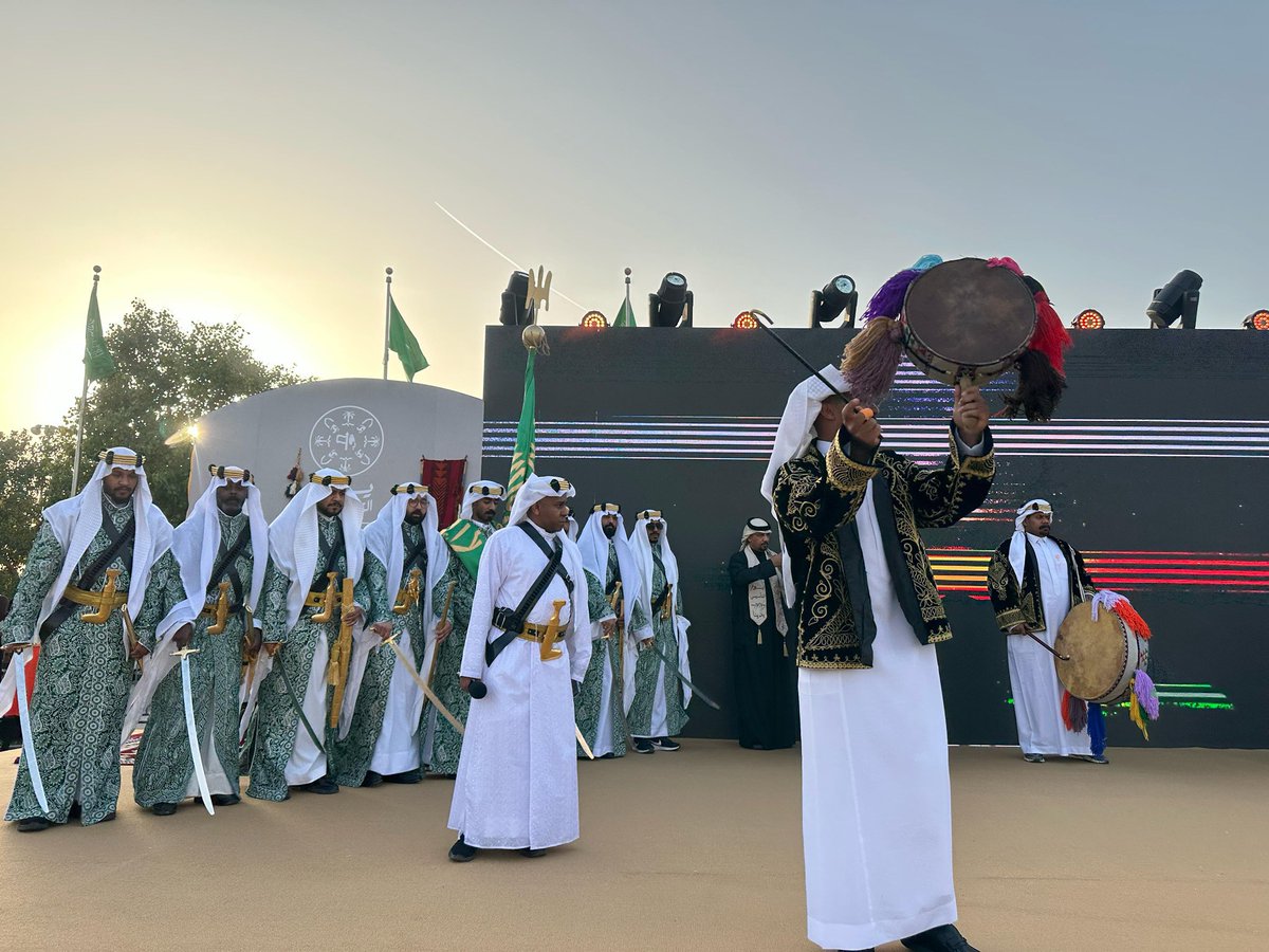 ✨
العرضة السعودية في كورنيش #الدمام 🇸🇦

يوم الفخر والبهجة بـ #يوم_التأسيس