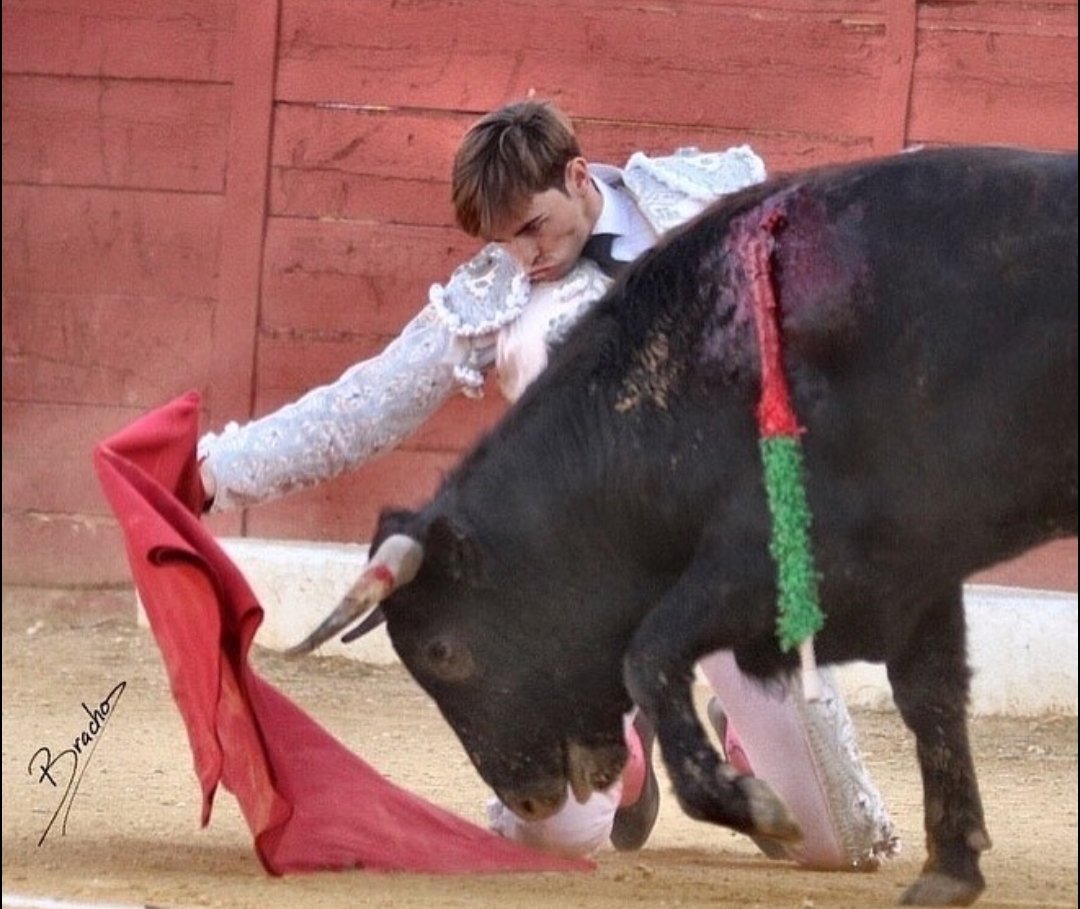 😉 <a href="/manoloosun/">Manuel Osuna</a> y Écija...

✌🏻 Nacido en Lantejuela y formado en la Escuela Taurina de Écija.

📸: <a href="/davidbrachofoto/">David Bracho</a>