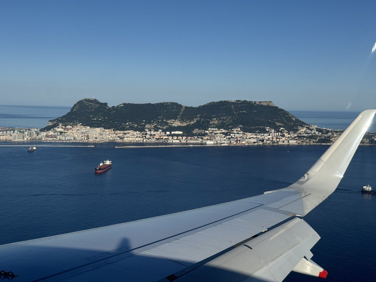 ZB2TT's tweet photo. @MeteoGib @SteveSarabande Great views on approach with @British_Airways BA490 today also https://t.co/gzuHJQsdYK