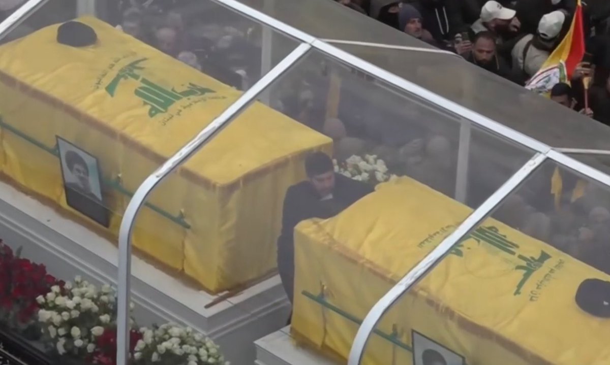 عندما ظهر الطيران قام باحتضان النعش ..
 الإخلاص والوفاء في صورة 💔