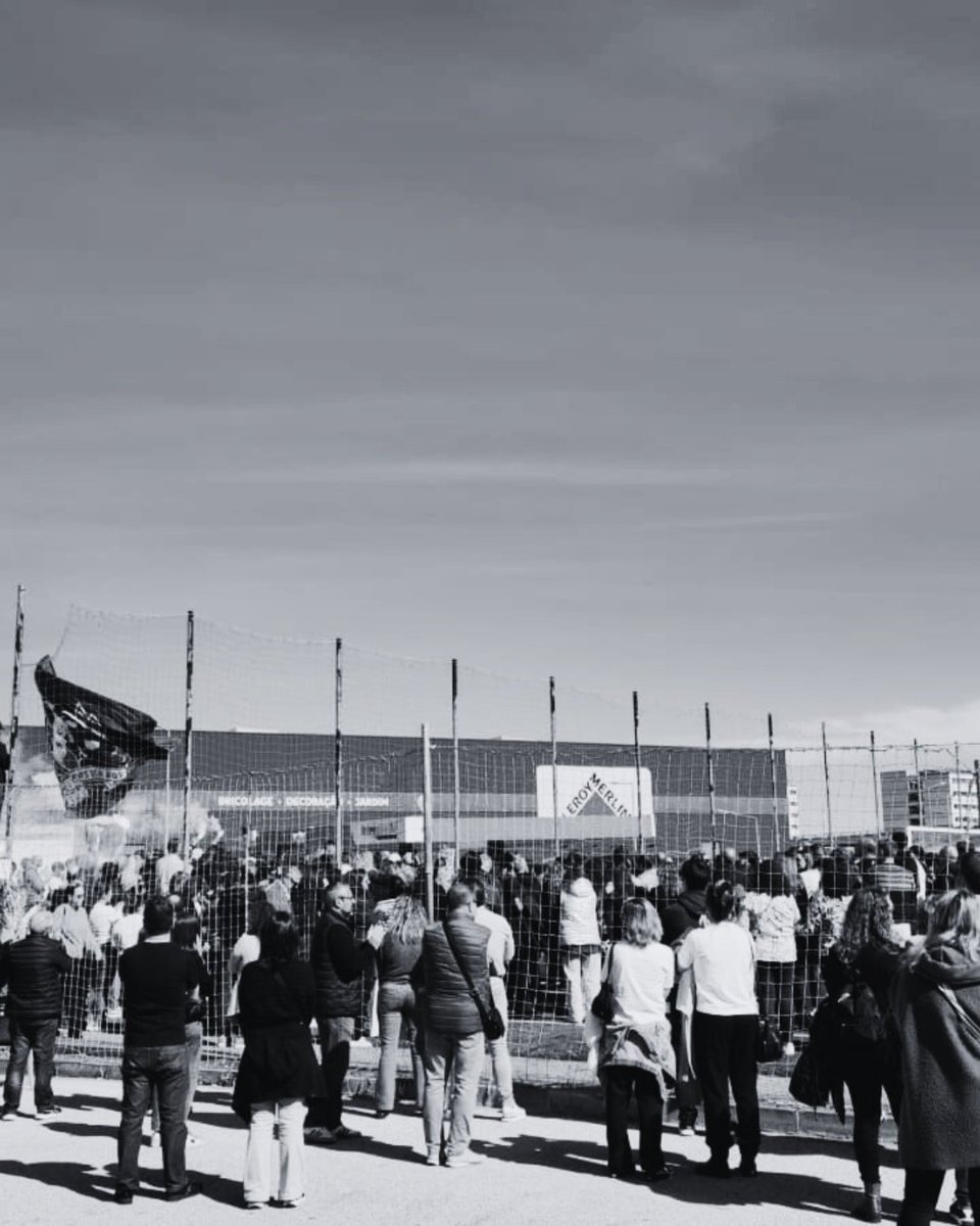 Sacavenense_SGS's tweet photo. 💔 ATÉ SEMPRE, LUÍS MIGUEL 💔

Hoje despedimo-nos do nosso querido Luís Miguel Baleiro Barra. O cortejo pelo Complexo Desportivo Elias Pereira foi marcado por emoção e aplausos. O teu legado viverá para sempre nos nossos corações. 🖤❤️

#ParaSempreLuísMiguel #Luto https://t.co/jiEfB9Ig28