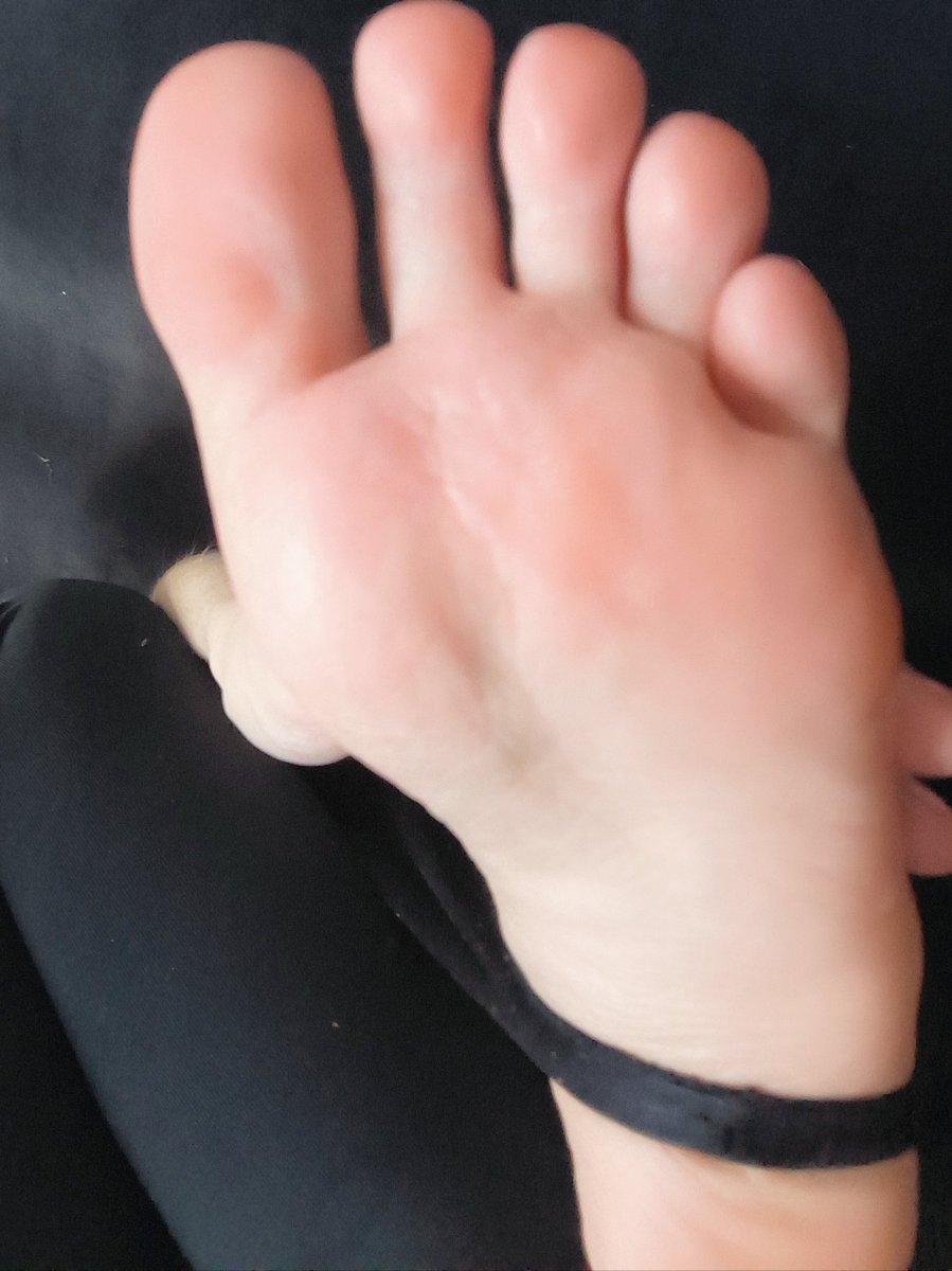 suminoze's tweet photo. like if you wanna see more feet pics or rt if you wanna lick my foot 😳 https://t.co/a14SFgodFc
