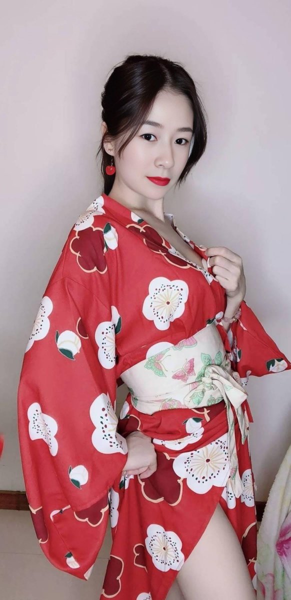 今日份妆容，烈焰红唇💖喜欢就评价～
#女神 #油脸 #反差 #评价 #母驴 #合照 #射屏