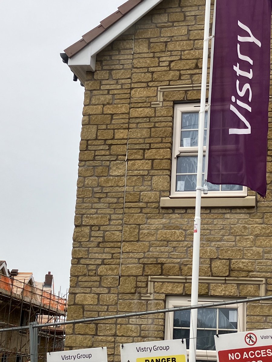 What a lovely expansion gap by Vistry Group in Dudbridge, Stroud. In addition to the aesthetic, the gasket has already failed and the house isn’t even finished. Great job 💪🏼