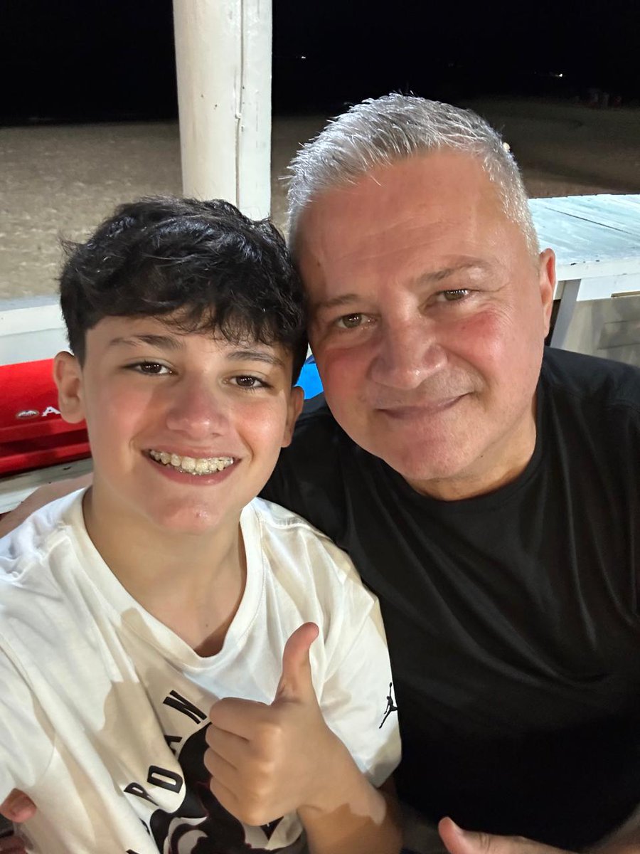 FolchiFernando's tweet photo. Hoy cumplis 14 años Lau y que mejor regalo  que una Victoria del Globo en el clásico de toda la vida, un partido que vale mucho más que 3 puntos para todos los quemeros. Para mi significa mucho más, recuerdos imborrables, familia, amigos, asados interminables en la Quemita y salir en caravana al Palacio, cuando nos organizabamos para ir de visitante, que emoción!!! Que sensación diferente, la ansiedad que no te dejaba dormir la noche anterior. 
A todos nos pasará lo mismo? Hay cábala? Algún ritual especial? 
Feliz Cumple Lauty!!!! 🎁🎊🥂
Y vamos Huracán carajo, hoy hay que ganar!!!! (XxHxX)🎈🎈🎈
