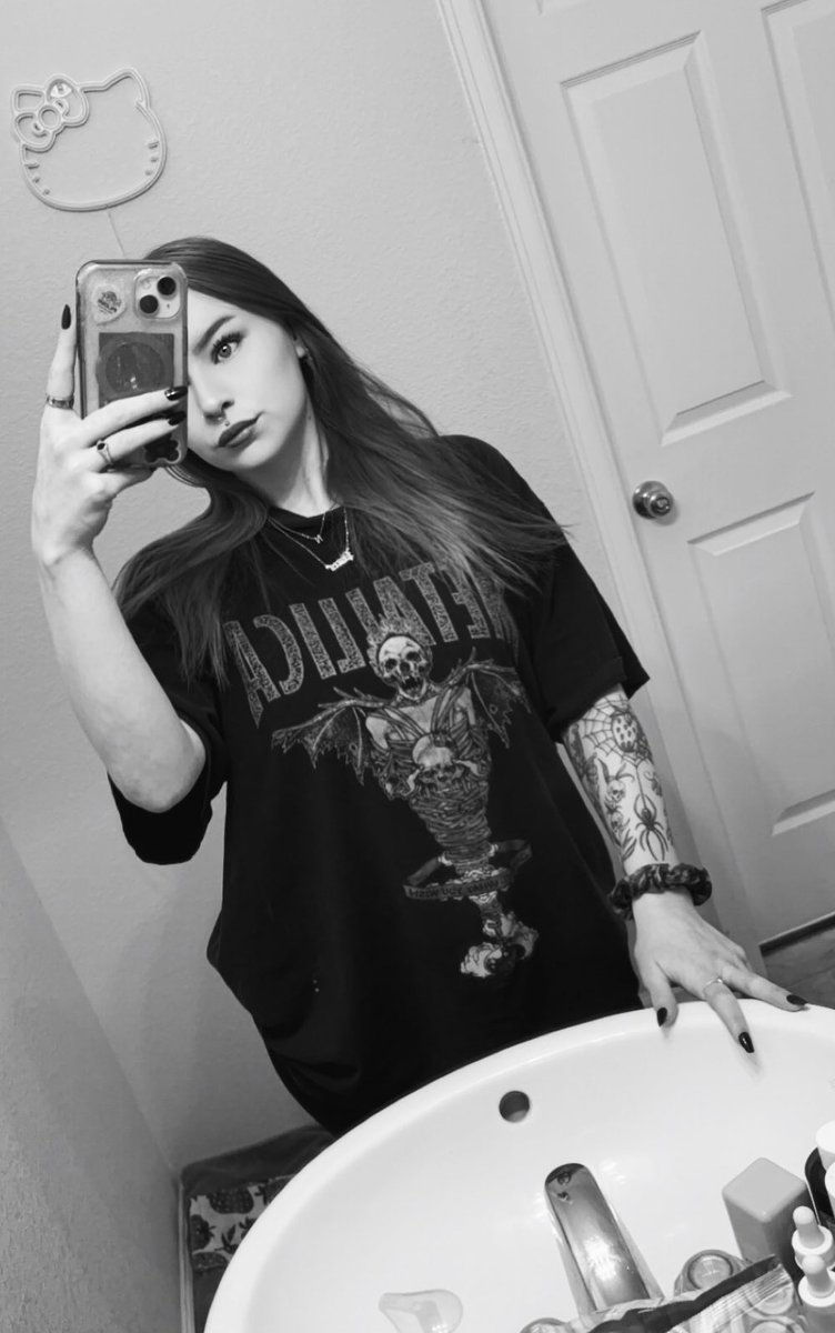 pixiecourt's tweet image. i love being hot