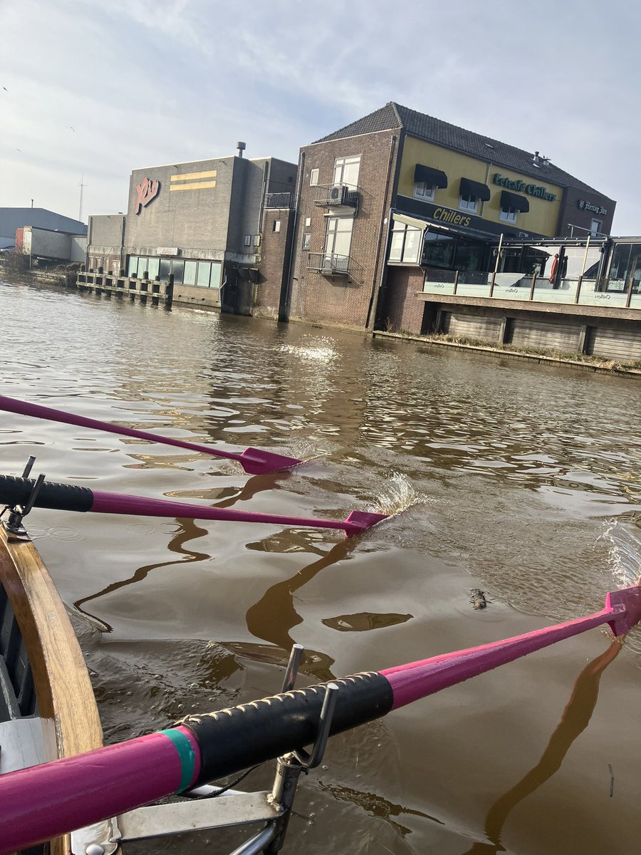 Vanmorgen gefietst in de mist en vanmiddag een flinke training met de meiden in de sloep met een heerlijk zonnetje.