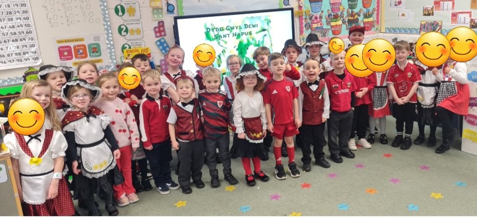 Ysgol Gynradd Dolau (@dolauschool) on Twitter photo Dosbarth 2 yn mwyhau'r Eisteddfod a dathliadau Dydd Gŵyl Dewi Sant / Dosbarth 2 enjoying our Eisteddfod and St David's Day celebrations 🏴🏵
#dyddgwyldewihapus #eisteddfod @clwstwrllanhari <a href="/SiarterIaithCCD/">Siarter Iaith CCD</a> <a href="/SerenaSbarc/">Seren A Sbarc - Siarter iaith</a> @urddgobaithcymru Dosbarth 2 yn mwyhau'r Eisteddfod a dathliadau Dydd Gŵyl Dewi Sant / Dosbarth 2 enjoying our Eisteddfod and St David's Day celebrations 🏴🏵
#dyddgwyldewihapus #eisteddfod @clwstwrllanhari <a href="/SiarterIaithCCD/">Siarter Iaith CCD</a> <a href="/SerenaSbarc/">Seren A Sbarc - Siarter iaith</a> @urddgobaithcymru