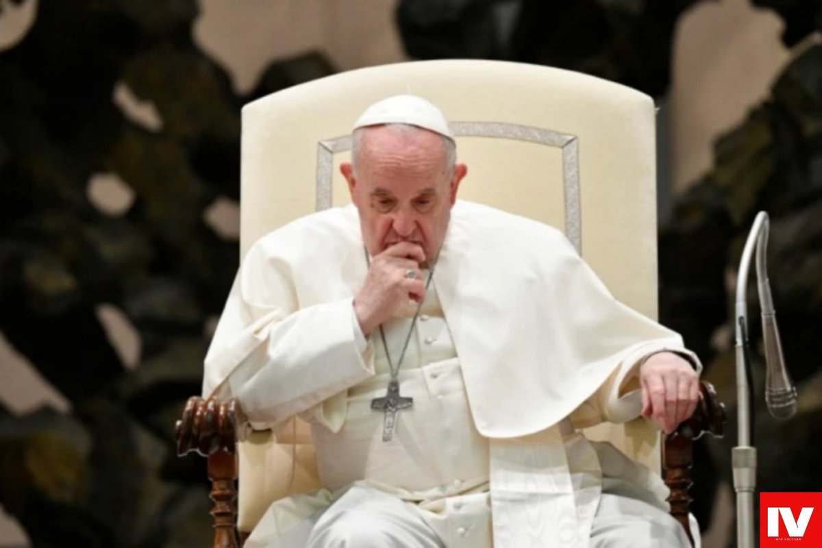 Infovolcano1's tweet photo. Pope Francis, 88, in critical condition after respiratory crisis. Receiving oxygen &amp; blood transfusion. Prayers pour in for his recovery. 🙏💔
#PopeFrancis #Vatican #BREAKING #faith https://t.co/94CJW040SJ