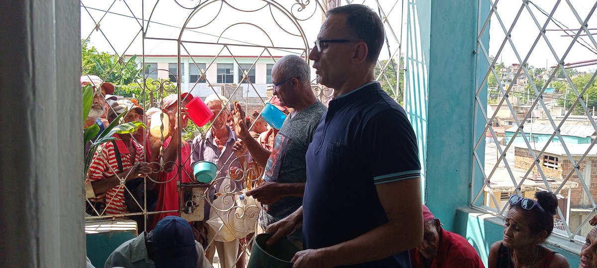 jdanielferrer's tweet photo. Continúan las detenciones, citaciones y amenazas contra las personas que visitan mi hogar. En la mañana el represor que se hace llamar Mario, esbirro sádico, detuvo y registró a un vecino: Francisco Blanco Róbinson. Media hora después fueron detenidos el mismo Francisco y un tio de mi esposa: José Caridad Pileta. El de la foto. Las fuerzas represivas incrementan el cerco y el acoso para impedir nuestro activismo cívico y nuestra labor humanitaria a favor de los más necesitados