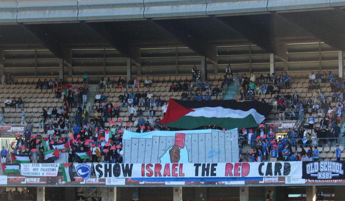 "Muestra a Israel tarjeta roja"; en el <a href="/KolectivoSur91/">Kolectivo Sur</a>  siempre juegan en otra liga. La foto es del bueno de <a href="/Chillajs/">Sebastián Chilla</a>. ¡Vamos #XerezDFC!