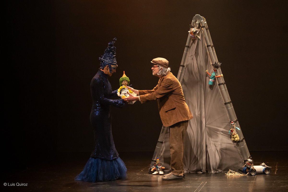 ¿Buscas un plan familiar que les encante a grandes y chicos? 👨‍👩‍👧‍👦

"Pinocho 21" no es solo una obra de teatro, es una experiencia llena de magia, humor y música que hará reflexionar a todos.

📍 Teatro Helénico 
📅 Sábados y domingos, 13 h
🎟️ Taquilla y en helenico.gob.mx