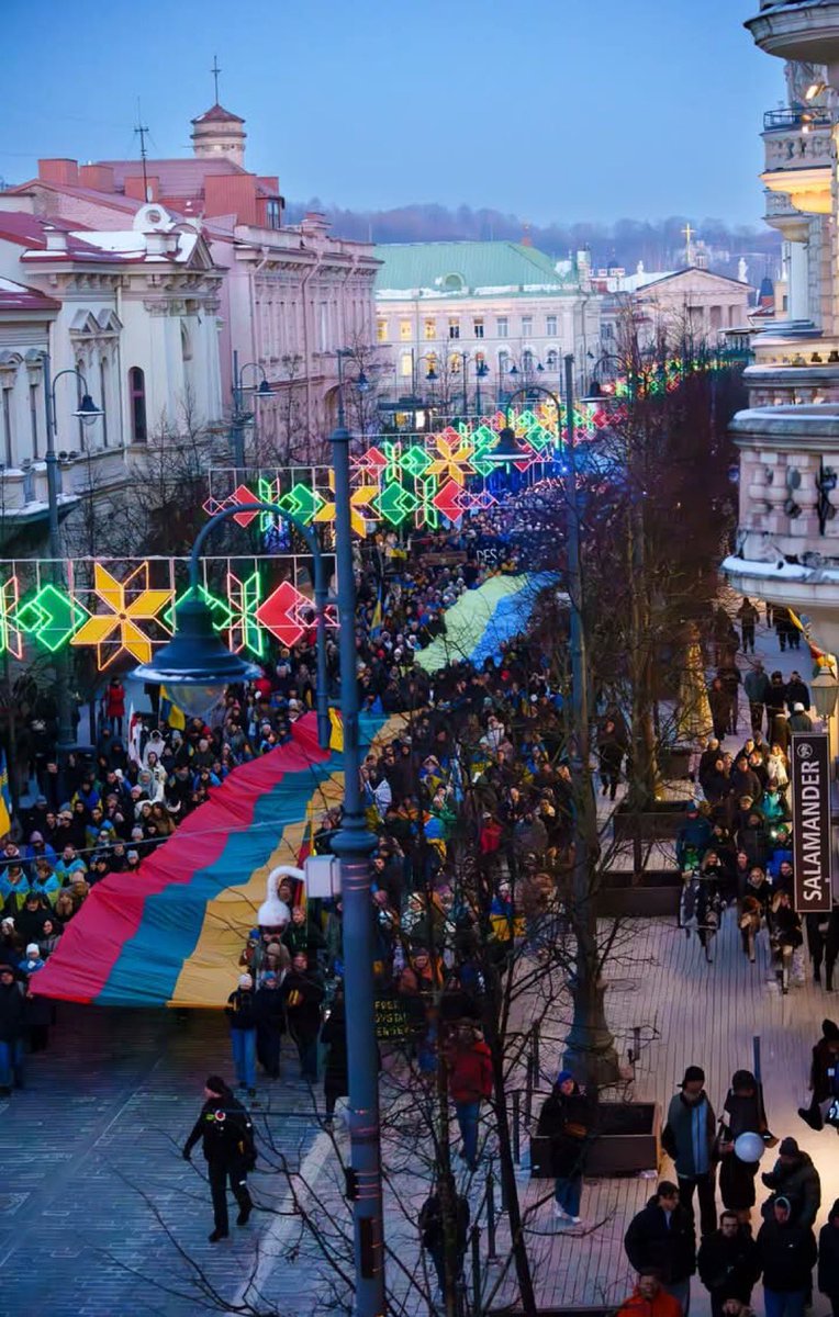 Vilnius today.
Thank you for standing with Ukraine!

📹:@flyingcatdrone
