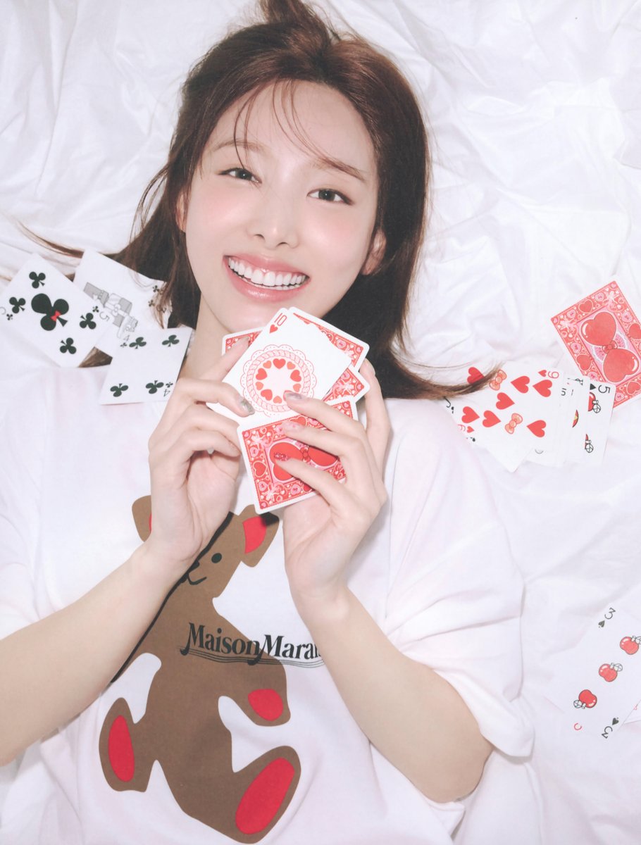 SCAN] Yes, I am Nayeon (1st Photobook) page 19, 18, 17 #나연