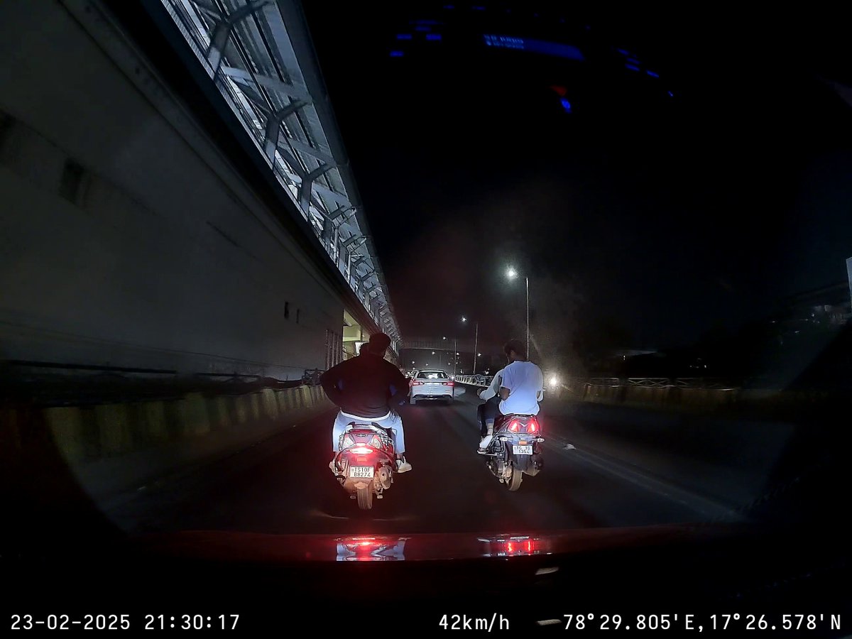 Benjamin9052's tweet photo. Dear traffic police of Hyderabad, 

Should we be afraid of driving on the roads ?
TS10FB8274 &amp; TG10 1354
Paradise Flyover , Sec 
Time : 23rd Feb , 9:30 PM

@cyberabadpolice
@CYBTRAFFIC
@HYDTP
@hydcitypolice
@RachakondaCop https://t.co/AGvYrwW9Wx