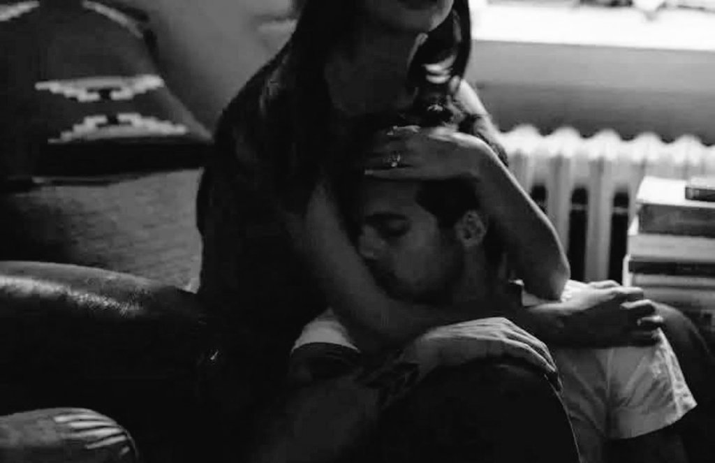 و دفء القلب لا يأتي بـلمسة يد ،
بل لمسة الروح  للروح ..!