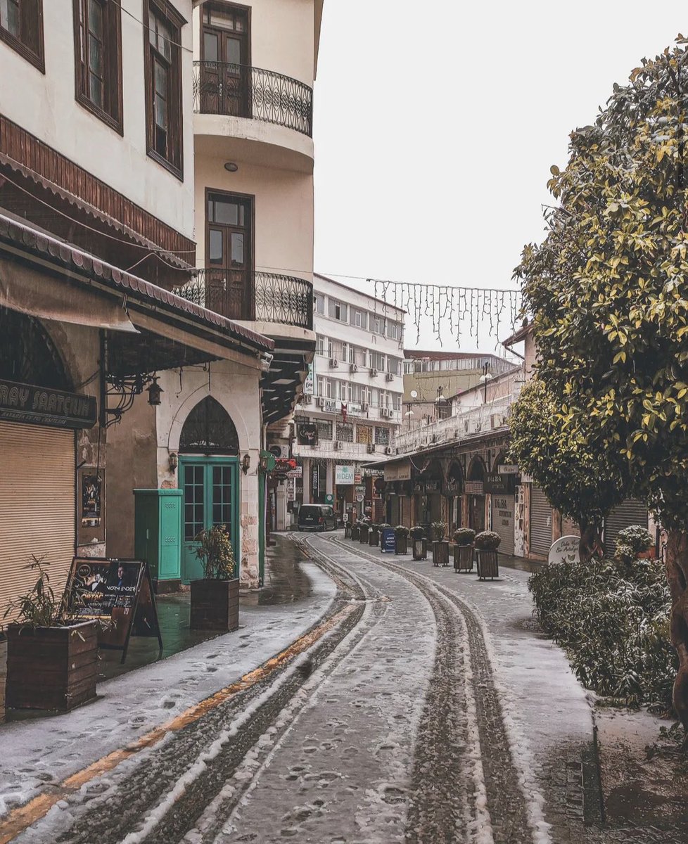 esvanrukeen's tweet photo. Yitip giden bir şehrin yüzünü öpmek istediniz mi hiç? Ben istedim.  #Antakya #saraycaddesi https://t.co/aFidelJduc