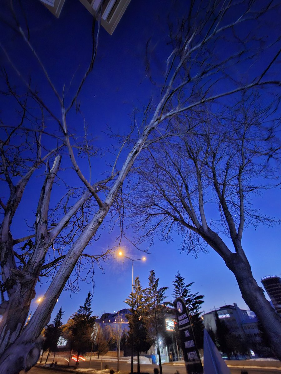 Dışarıda olanın Allah yardımcısı olsun donduran keskin, acı bir soğuk var bu gece buralarda.❄️🥶🌛