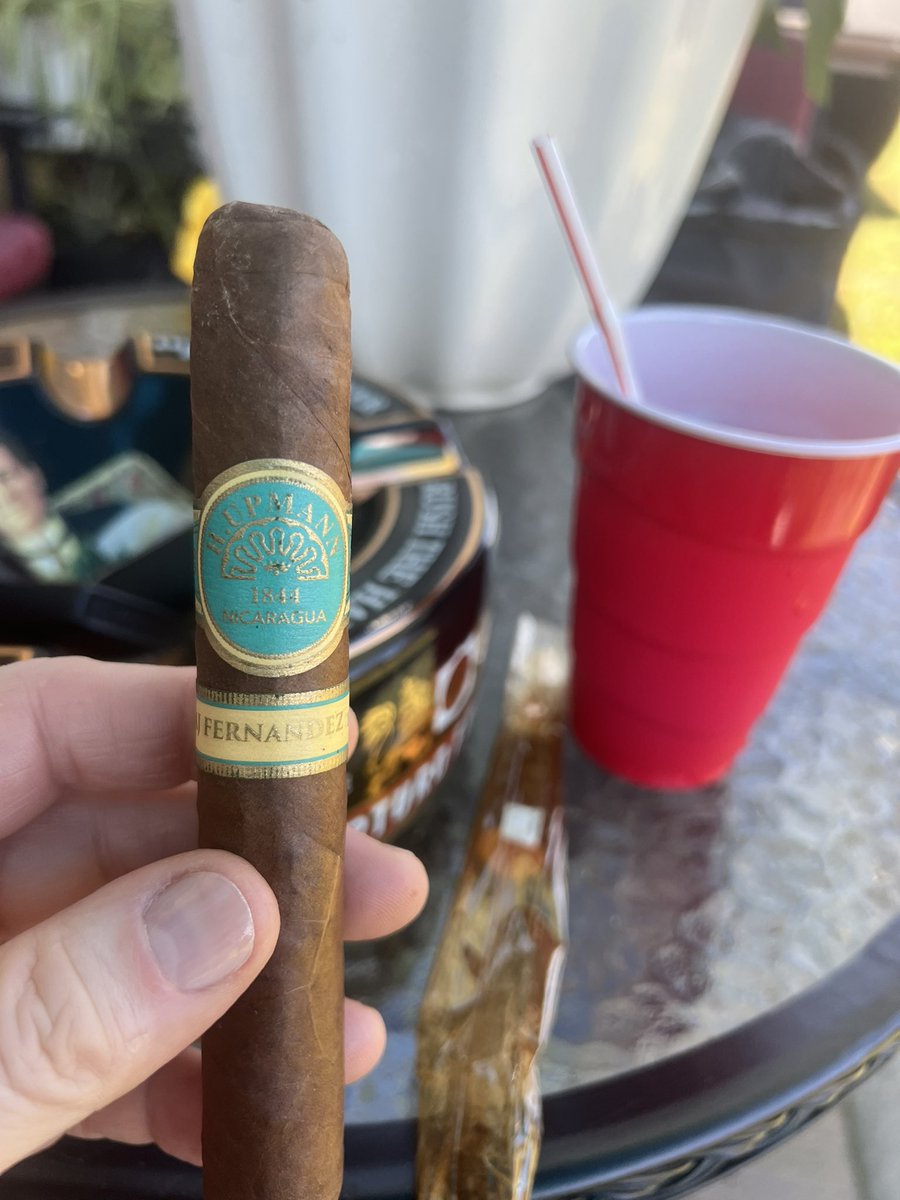 telarentopr's tweet photo. #HoraDeFumar! Otra parte de la historia que se va! La víctima #HUpman de el único #AJFernandez en el humidor desde 08/2021! El celofán lo dice! Hoy con #GilliganCocktail Salud!
#Cigars #CigarLife #CigarAficionado #CigarPorn #SundayCharuto
#CigarNRum
#SmokeCigars
#CigarEnthusiast https://t.co/8zz5BBWQ3u