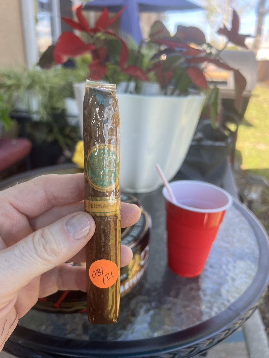 telarentopr's tweet photo. #HoraDeFumar! Otra parte de la historia que se va! La víctima #HUpman de el único #AJFernandez en el humidor desde 08/2021! El celofán lo dice! Hoy con #GilliganCocktail Salud!
#Cigars #CigarLife #CigarAficionado #CigarPorn #SundayCharuto
#CigarNRum
#SmokeCigars
#CigarEnthusiast https://t.co/8zz5BBWQ3u