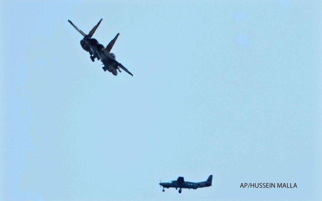 المصوّر حسين الملل ينشر صورة للحظة اقتراب الطائرة الحربية المعادية التي اخترقت الأجواء اللبنانية فوق بيروت وهي تقترب من طائرة الجيش اللبناني