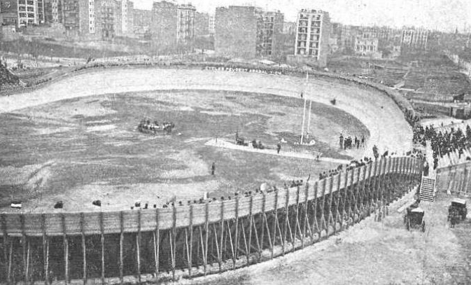 El desaparegut velòdrom Parc d'Sports, ubicat al carrer Muntaner, entre Londres i París, que avui dona nom al bar El Velódromo.

També va ser camp de futbol, on van jugar el Barça (1905-1909) i l'Espanyol (1911-1923), entre d'altres.