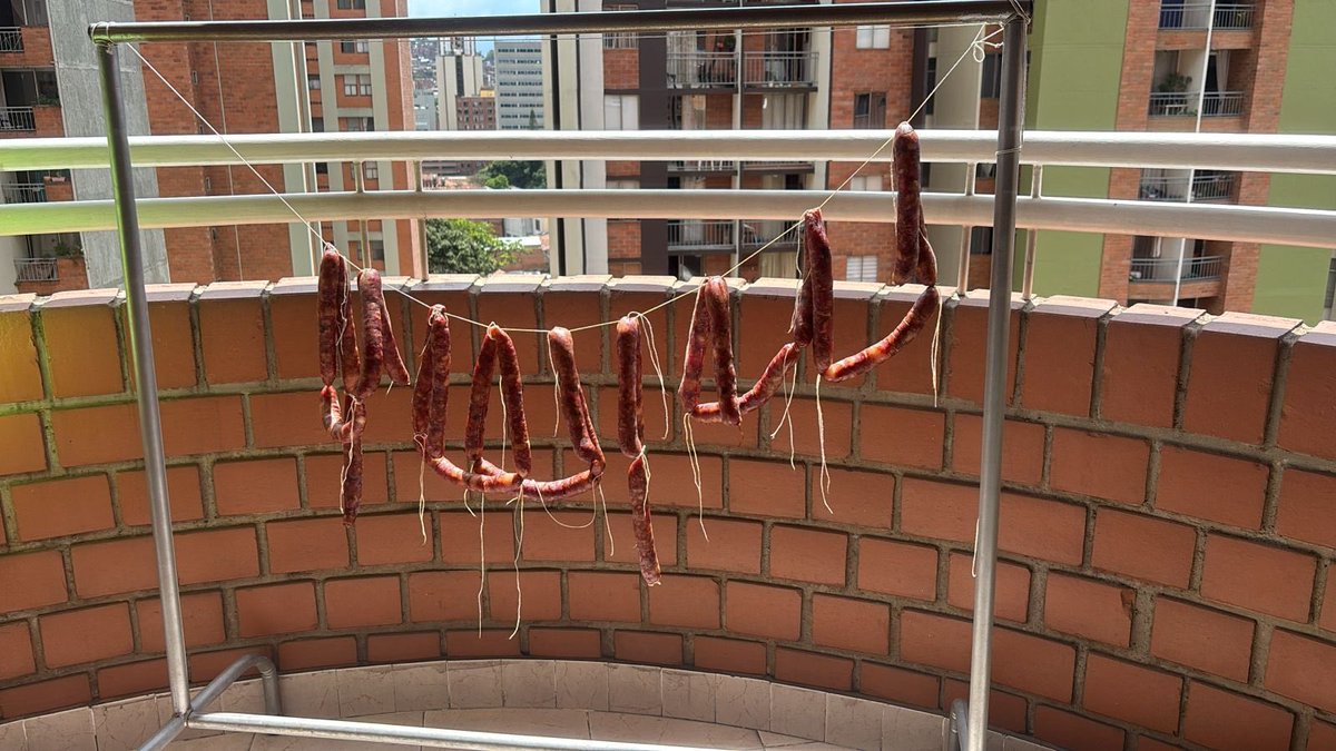 gonmar_caro's tweet photo. - ¿Y en tu casa secan ropa?
- No, chorizos https://t.co/XDtUxKfUP2