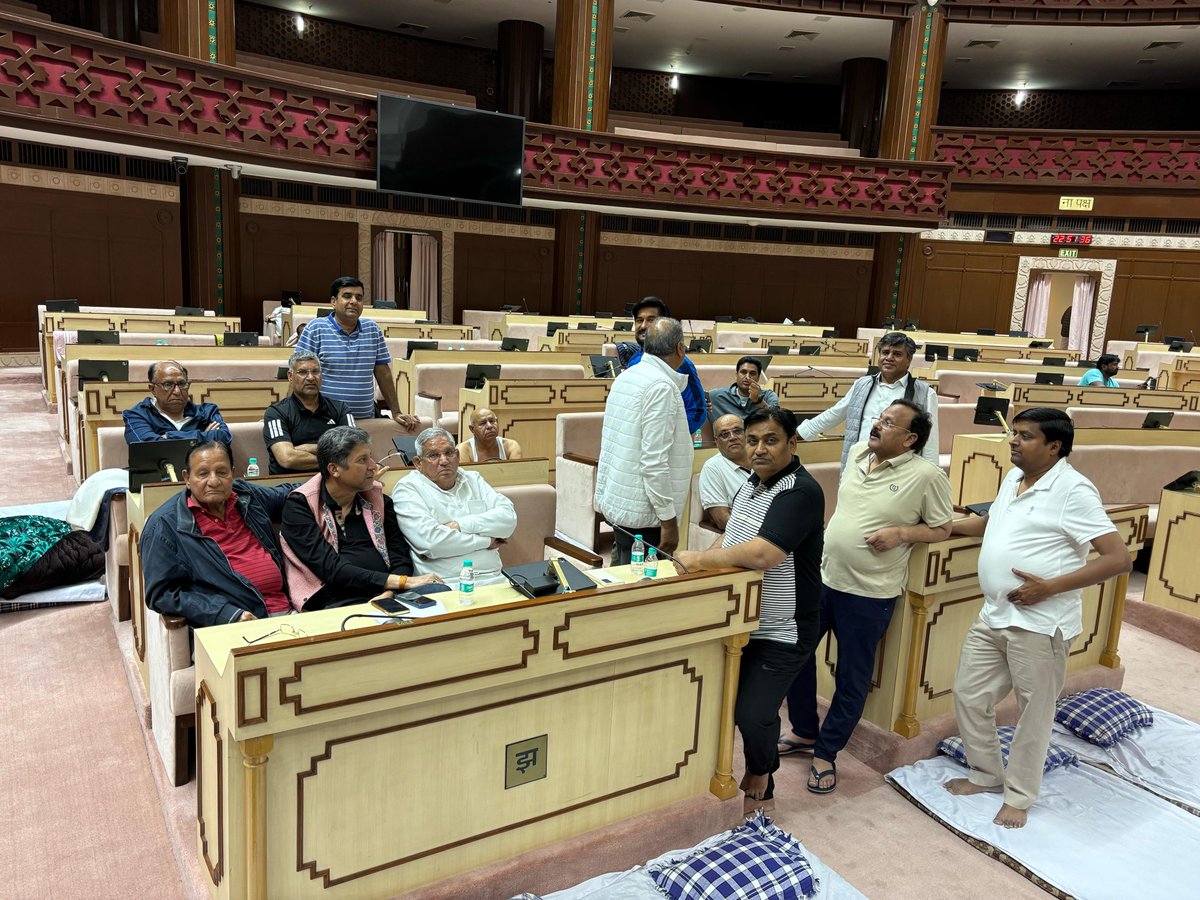 इंदिरा जी का अपमान 
नही सहेगा राजस्थान ।

पूर्व प्रधानमंत्री "भारत रत्न" स्व.श्रीमती इंदिरा गांधी जी, के अपमान एवं कांग्रेस के 06 विधायकों को निलंबन किये जाने के खिलाफ राजस्थान विधानसभा में धरना प्रदर्शन में कांग्रेस के साथी विधायकों के साथ विधानसभा में रहा !
#RajasthanAssembly
