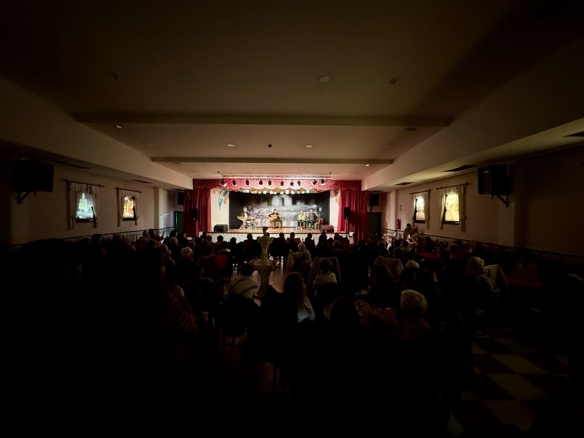 Atzo Al-Andalus kultur-zentroan izan ginen Andaluziaren Eguna ospatzeko antolatutako jaian.

Agradeceros un año más el trabajo que realizáis desde el centro por la transmisión cultural andaluza. Un lugar de convivencia, arte y cultura. Ha sido un placer. Eskerrik asko!