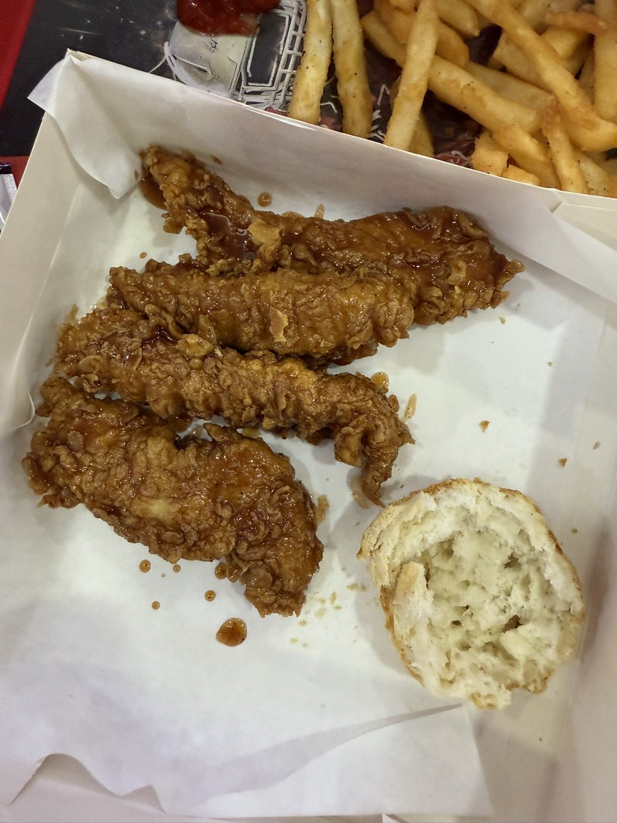 Nini_Guiilermo's tweet photo. @KFC_MEXICO  está más pequeñas que mis ganas de vivir 😒😒😒

MEGABOX ktiras 😒😒 https://t.co/wwvzkCSc9G
