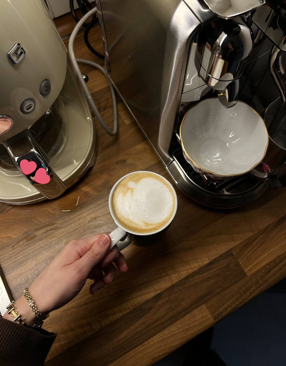 annemle kendime kahve yapıyorum bu ne demek biliyo musunuz birazdan keşke hepsini anlatmasaydım diyeceğim her şeyi anneme anlatıcam demek