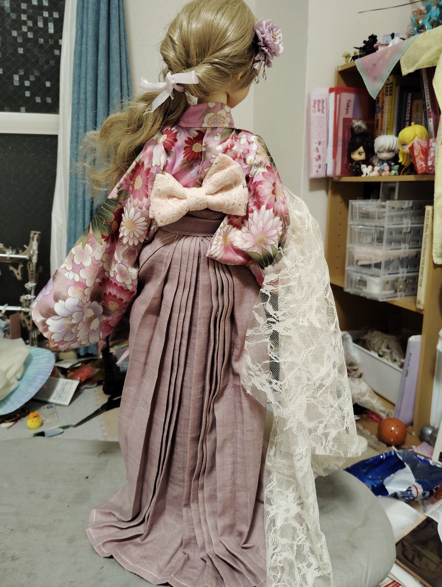 Mweeshroom's tweet photo. Brain decided I wasn't allowed to sleep until I made a whole kimono for Mai

(Don't mind my sewing shelves in the background) https://t.co/dRCjOJRqw1