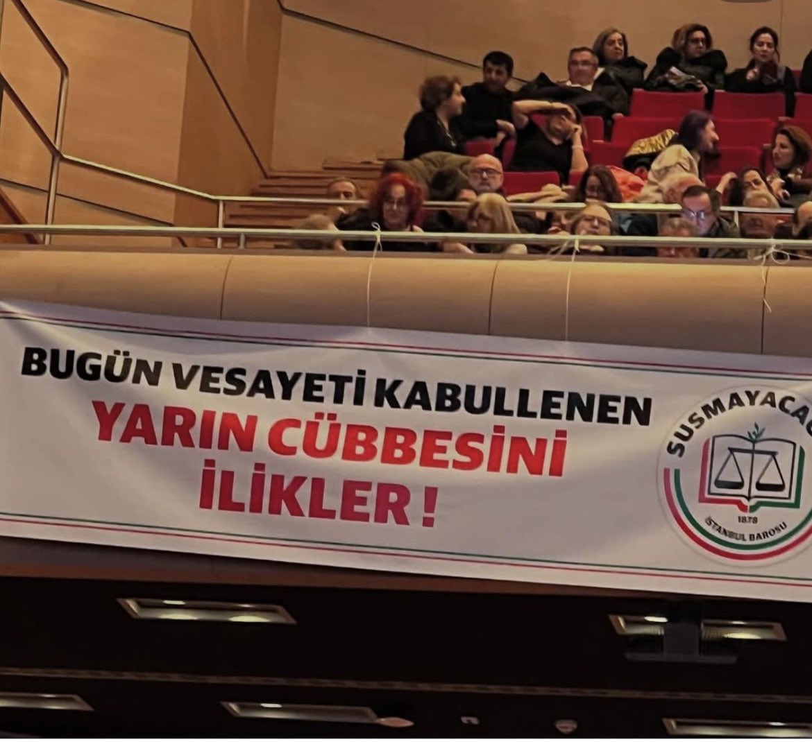 AzadeAy's tweet photo. "Bugünlerden geriye, Bir yarına gidenler kalır. Bir de yarınlar için direnenler. " #İstanbulBarosuGenelKurulu https://t.co/E0nF1loze7