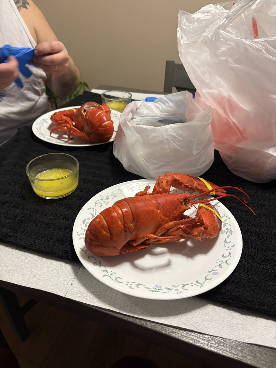 Enjoyed some lobsters this afternoon! Not many friends get to share moments like this. Love ya bud <a href="/BigBabyHenny/">BigBabyHenny</a>