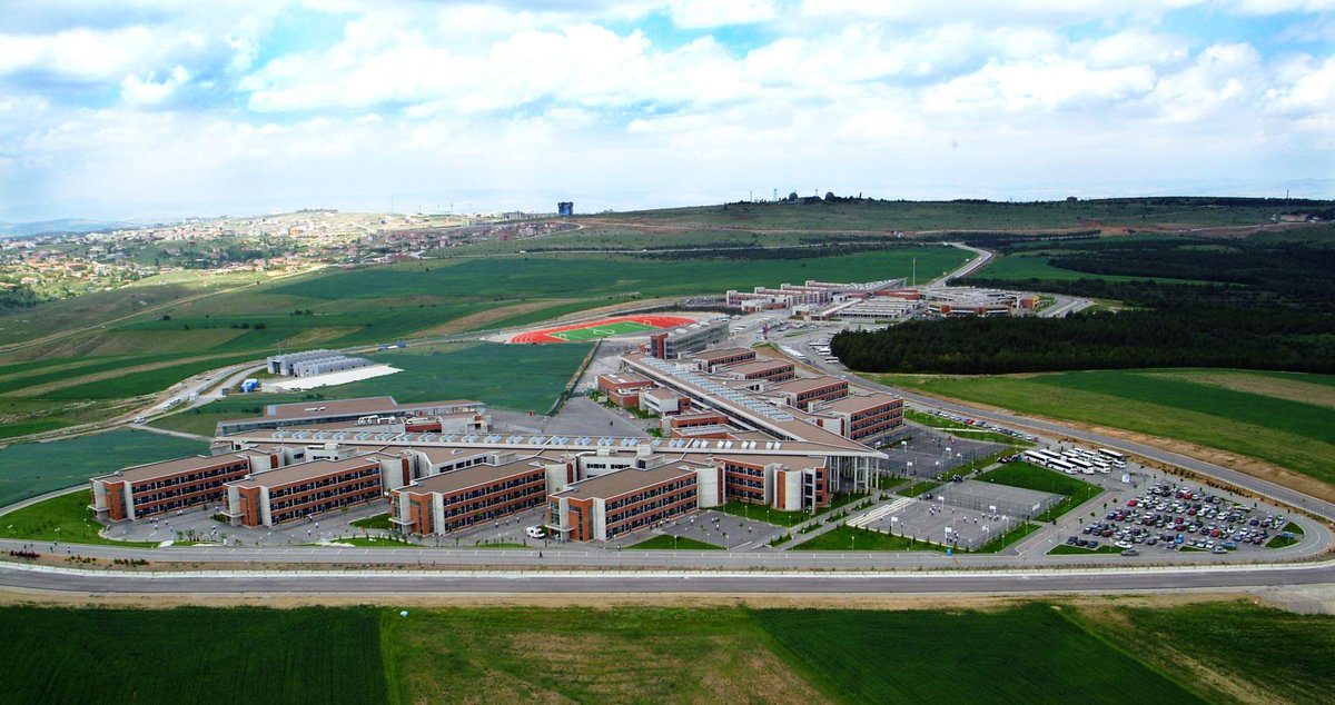 TED Ankara Koleji velileri, okul yönetimine tepki göstererek fahiş fiyatları ve değişen ödeme takvimini protesto etti.