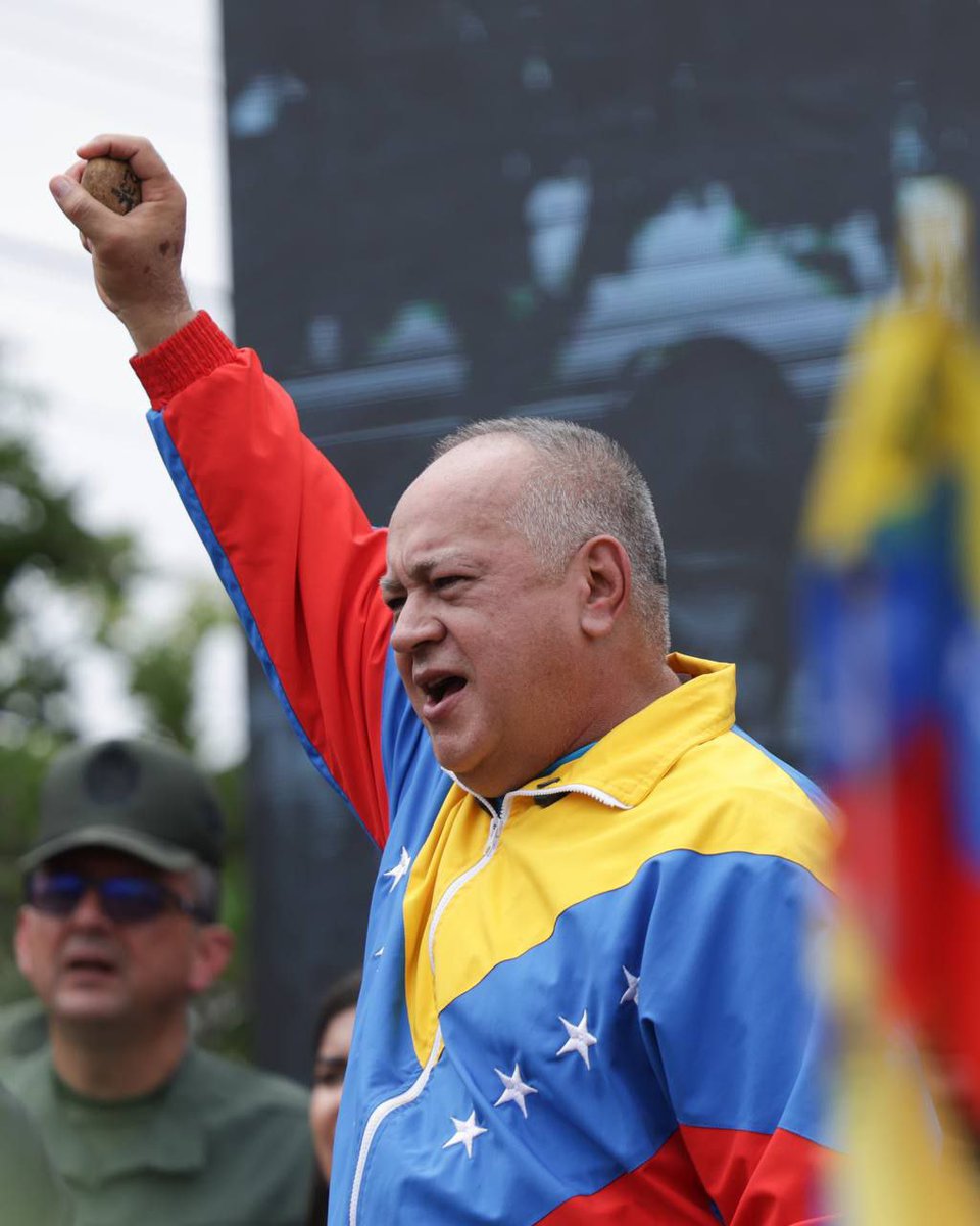 ConElMazoDando's tweet photo. Desde el municipio Pedro María Ureña del estado Táchira, donde se llevó a cabo el acto en conmemoración del sexto aniversario de la Batalla de los Puentes, el Secretario General del Partido Socialista Unido de Venezuela (@PartidoPSUV), Diosdado Cabello Rondón (@dcabellor), enfatizó que tal como ese 23 de febrero de 2019, el imperialismo y sus lacayos "no pasarán".

"Los vendepatria serán derrotados una y mil veces por los patriotas que aman esta Patria, por ese Pueblo que como aquel 23 de febrero hoy les dice al imperialismo y sus lacayos; aquí ¡no pasarán!", sentenció.

Tras exaltar la valentía del Pueblo para la defensa de la soberanía, el líder psuvista sostuvo que los patriotas deben celebrar esta fecha que impidió que Venezuela se sumergiera en una guerra.

"Tenemos razones para recordar el 23 de febrero, tenemos razones para celebrar el 23 de febrero, si ellos hubieran pasado estaríamos en una guerra, porque no es que nos íbamos a rendir no, nosotros estaríamos hoy en una guerra y estoy seguro que estaríamos venciendo", afirmó.

#23Feb #ChavismoUnidoPaLoQueSalga