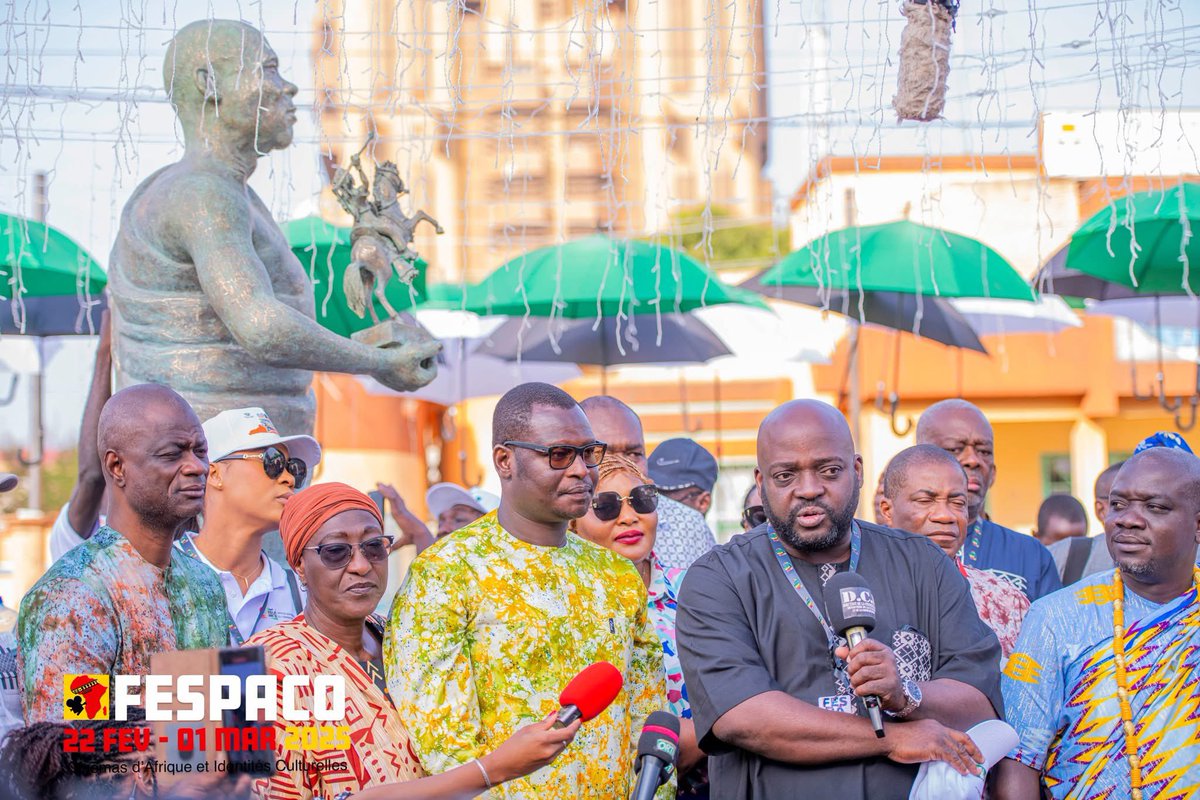 LaGoBissa's tweet photo. Le réalisateur ivoirien 🇨🇮 Roger Gnoan M’Bala immortalisé par une statue au Fespaco à Ouagadougou  🙏

@edithbrou @Cotedivoireoff @luca_varan https://t.co/36v3wSbyow