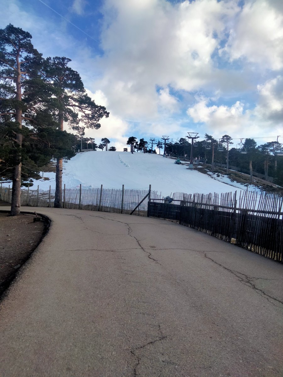 Entiendo que la gente tiene que sacar adelante sus negocios.Pero creo que es una salvajada medioambiental que se mantengan en Navacerrada pistas abiertas a base de cañones. No hay nieve en la sierra, no deberían estar abiertas. 
Por lo demás, muchísima basura en el puerto. Triste