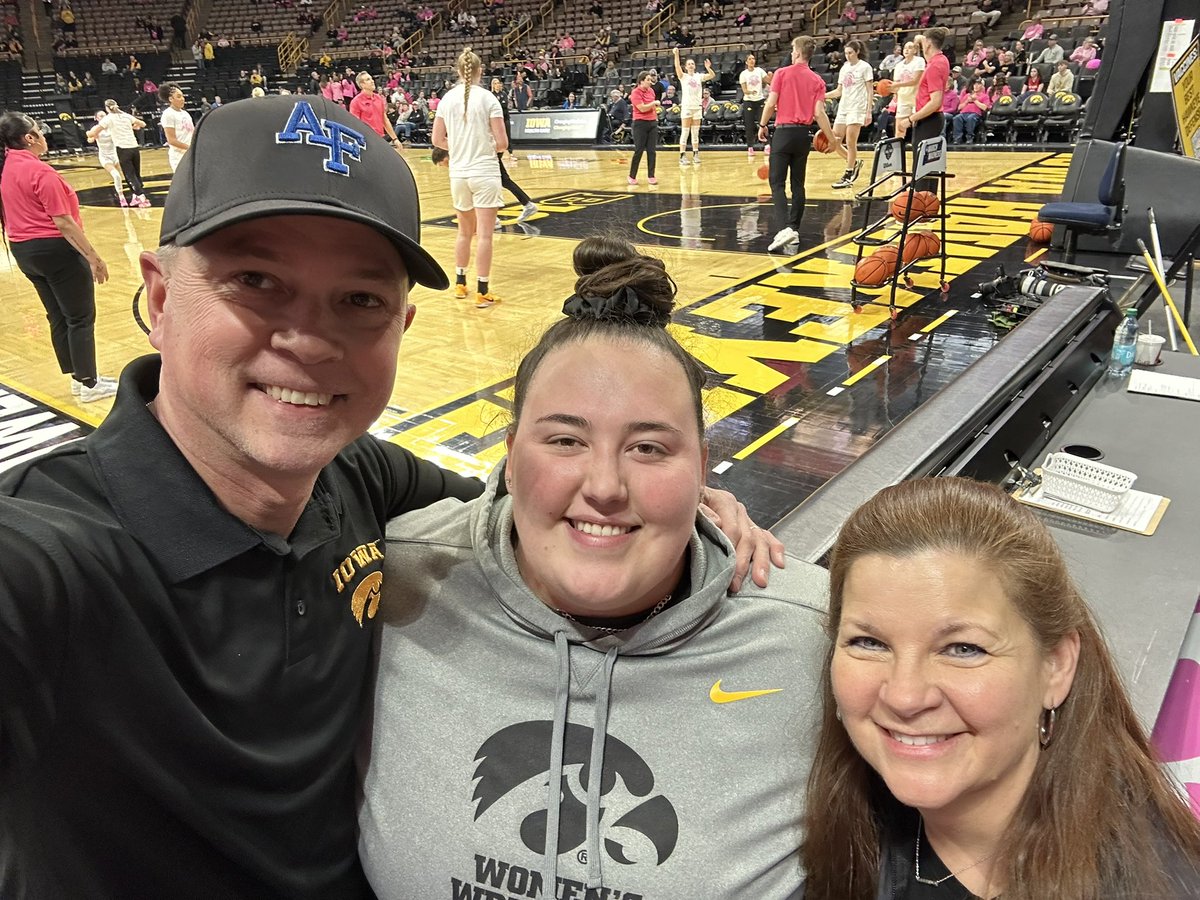 Go Hawks <a href="/IowaWBB/">Iowa Women's Basketball</a> 🏀 #FightForIowa <a href="/kalehospo/">Kayla Hospodarsky</a>
