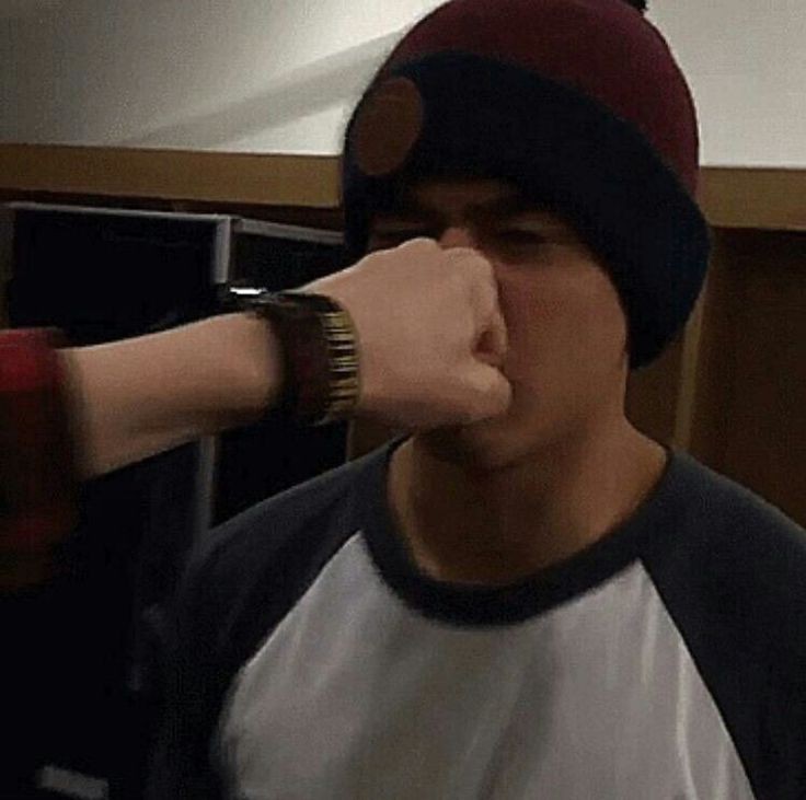 aklvsch's tweet photo. wey en vez de emocionarme porque pensé que michael vino a darnos fotitos de el, aPARECE PORQUE ME LO HACEN ENOJAR MENDIGAS GRINGAS LAS ODIO PORQUE NO PUEDEN DEJAR EL TEMA EN PAZ. SI LA ODIAN A ELLA IGNORENLA Y LISTO PERO ENTIENDAN QUE ES SU ESPOSA Y MADRE DE SU HIJAAAA https://t.co/RRVfuPoH4g