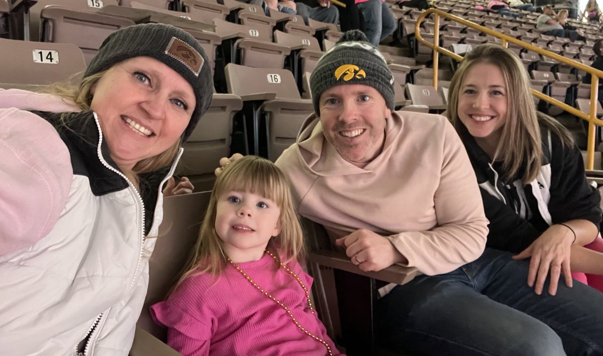 elemaste79's tweet photo. Pink out in CHA, Let’s Go Hawks! 💛🖤💕#FightForIowa @IowaWBB https://t.co/fV3eWVvx70