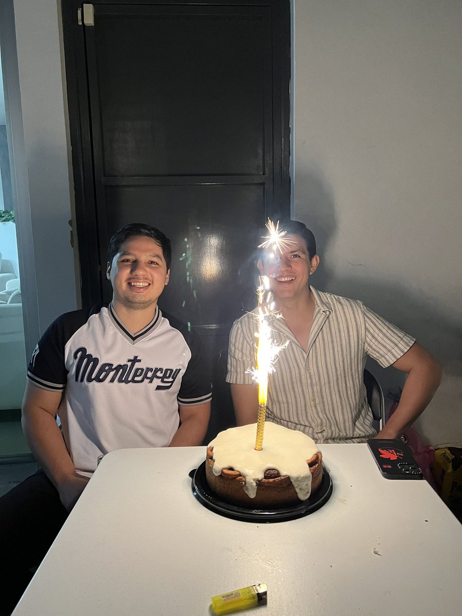 Día de carne 🥩 asada y de festejar entre amigos, deseando mucho éxito a los nuevos cirujanos de cirugía robótica y laparoscopia. <a href="/drgastonochoa/">gaston ochoa</a> <a href="/dr_robertouro/">Roberto Ríos Palacios</a>